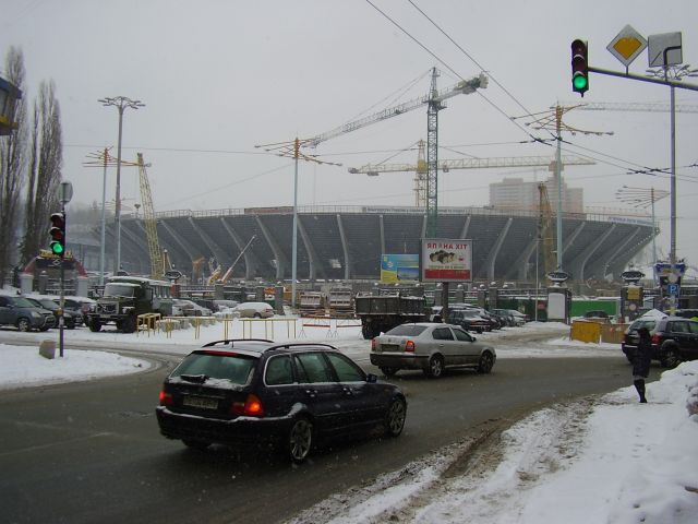 Nový prezident bude muset také dohlédnout na přípravy Eura 2012. Fotbalového Mistrovství Evropy, které Ukrajina pořádá společně s Polskem. Výstavba stadionů je zatím ve skluzu, na snímku rekonstruovaný Olympijský stadion v Kyjevě, kde by se mělo hrát finále. | Foto: Martin Novák