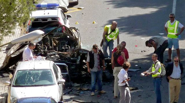 Automobil, zničený explozí. | Foto: Reuters