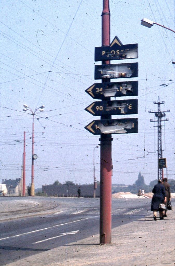 Zničené značky měly okupantům ztížit orientaci v Praze. Křižovatka V Holešovičkách – Bulovka, 28. srpna 1968 | Foto: Archiv Milana Vlčka