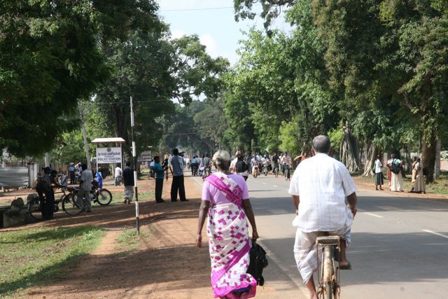 Každodenní život ve městě Kilinochchi běží dál, avšak podle šéfa humanitárních operací OSN Johna Holmese umírají kvůli střelbě ze strany vládních jednotek i tamilských Tygrů každý den desítky nevinných lidí - za poslední dva měsíce počet civilních obětí údajně dosáhl téměř tří tisíc. To však srílanská vláda popírá. | Foto: David Ševčík