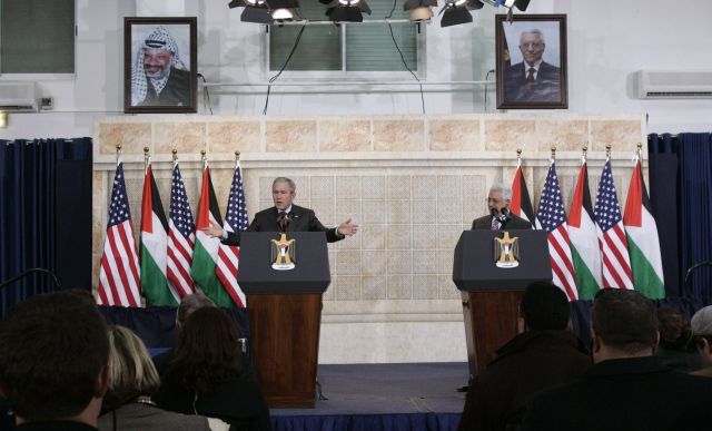 Na tiskové konferenci v Ramalláhu hovořil Bush pod portrétem bývalého palestinského vůdce Jásira Arafata. | Foto: Reuters