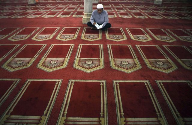 Modlící se muž ve slavné měsitě al-Azhar v Káhiře. | Foto: Reuters