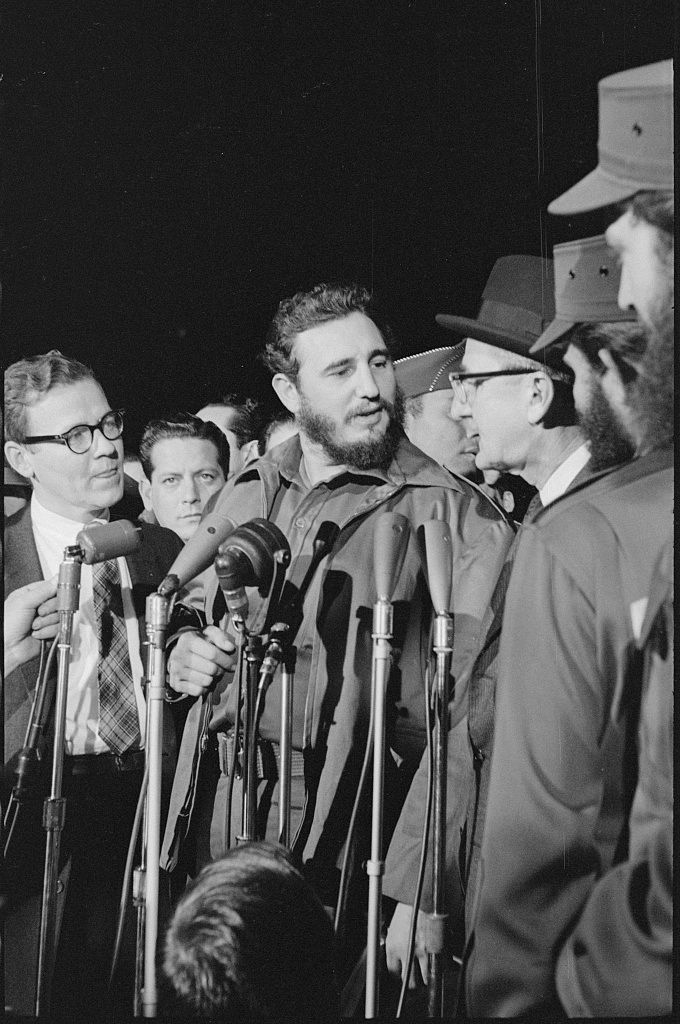 Kubánský revolucionář Fidel Castro během návštěvy USA v roce 1959. Bylo to krátce poté, co povstalci vedení Castrem svrhli na Kubě Batistovu vládu. Přijel na pozvání Americké společnosti vydavatelů novin. Tehdejší americký prezident Dwight Eisenhower se s Castrem setkat odmítl a šel místo toho raději na golf. Nakonec se Castro před odletem na Kubu setkal s viceprezidentem Richardem Nixonem. Soukromě Nixon doufal, že jeho rozhovor postrčí Castra "správným směrem" a odkloní ho od jakékoli radikální politiky, ale z rozhovoru odcházel plný pochybností o možnosti přeorientovat Castrovo myšlení. | Foto: Warren K. Leffler, Library of Congress, U.S. News & World Report Magazine Collection