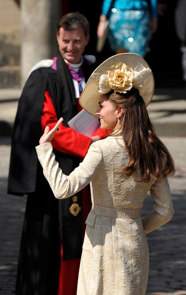 Neméně odvážný byl našikmo posazený rozměrný klobouk vévodkyně z Cambridge. | Foto: Reuters