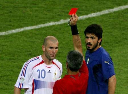 Francouz Zinedine Zidane (v bílém) dostává červenou kartu od argentinského sudího Horacia Elizonda. Vpravo přihlíží Ital Gennaro Gattuso . | Foto: Reuters