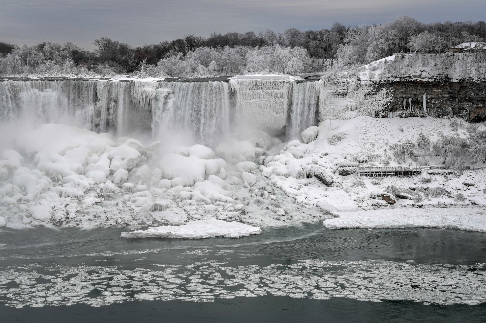 Fotky Niagarske Vodopady Zamrzly Vypadaji Jako Ze Hry O Truny Tvrdi Turiste Aktualne Cz