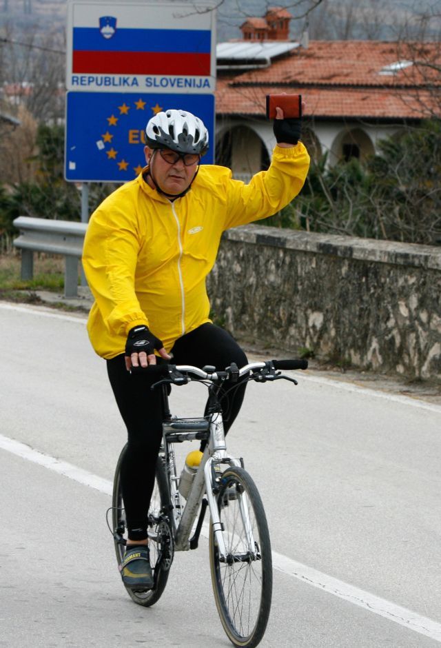 Cyklista projíždí hranicí ze Slovinska do Chorvatska. | Foto: Reuters