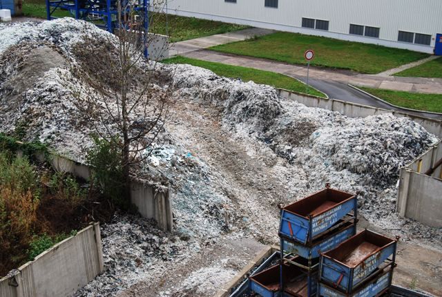 Fólií, které zbydou, je velká hromada | Foto: Radek Pecák