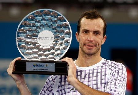 Radek Štěpánek s vítěznou trofejí turnaje v Brisbane. | Foto: Jiří Šidliák, Reuters