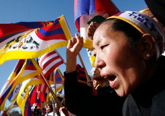 Washingtonská demonstrace v předvečer 50. výročí tibetského povstání proti Pekingu | Foto: Reuters