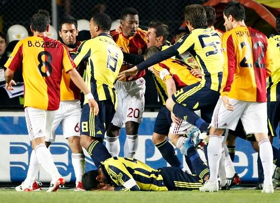 Rvačka při istanbulském derby | Foto: Reuters