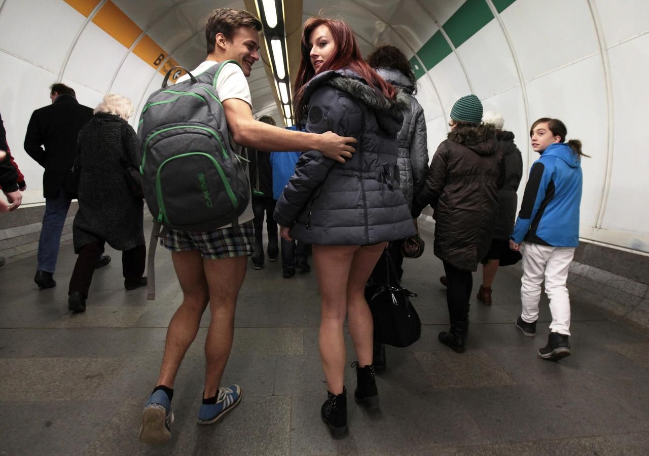 Женщины без штанов. В метро без штанов. В юбке в метро. Девушки в метро. Девушки в юбках в метро.