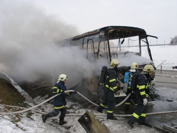 Požár autobusu na D11 | Foto: Aktuálně.cz