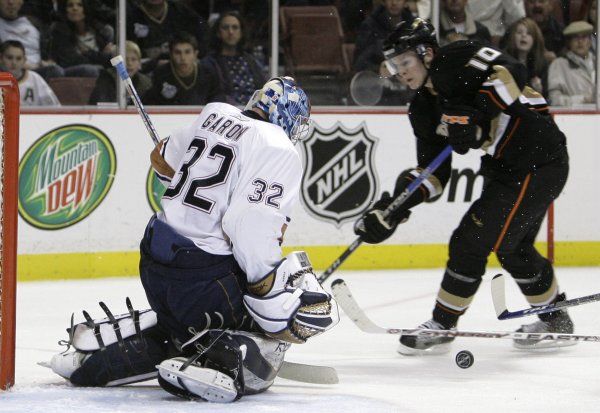 Ani jeden z hráčů Anaheimu si na edmontonského brankáře Mathieua Garona nepřišel. (Na snímku Garon kryje pokus Coreye Perryho.) | Foto: Reuters