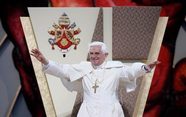 Papež Benedikt XVI. zdraví zúčastnění při mši na fotbalovém stadionu. | Foto: Reuters