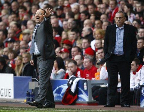 Zatímco domácí trenér Rafael Benitez bouřlivě gestikuloval, Avram Grant zůstaval zpočátku klidnější | Foto: Reuters