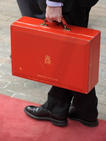 A British ministerial box is carried into the European Union summit in Brussels June 19, 2008. European leaders will struggle on Thursday to put an EU reform treaty back on track after Ireland's "No" vote, but will seek to salvage the bloc's dented image by talking up possible action on rising fuel prices. REUTERS/Stringer (BELGIUM) | Foto: Reuters