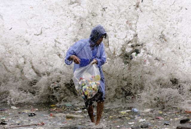 Rozbouřené vlny v Manilském zálivu na Filipínách. | Foto: Reuters