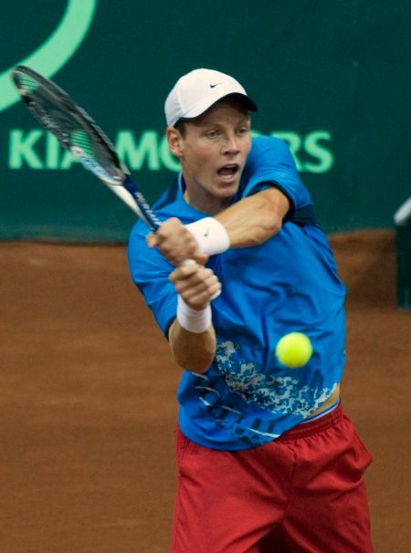 Tomáš Berdych vrací míč z rakety Marata Safina. | Foto: Reuters