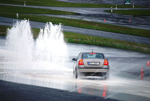 Vypadá to jednoduše. Při jízdě z kopce na kluzkém povrchu se před náhle se objevivší překážkou musí s narovnanými koly zabrzdit, pak kola uvolnit, obratným manévrováním volantem překážku objet a pokračovat dále.. | Foto: Radek Pecák