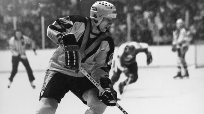 V roce 1981, kdy dosáhl potřebného věku 30 let, odešel hrát do zámořské NHL, kde až do roku 1983 hrál za tým Vancouver Canucks. Po dvou letech se vrátil do Evropy a do roku 1985 působil ve švýcarském týmu Zugu. | Foto: Reuters