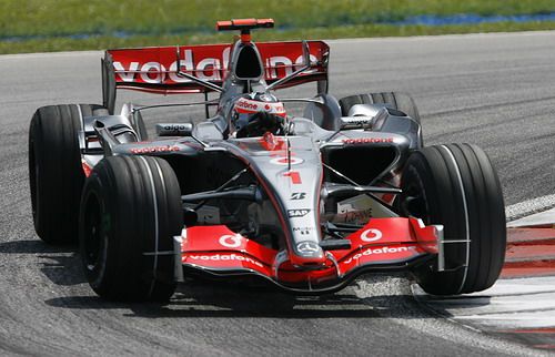 Fernando Alonso s McLarenem na trati Velké ceny Malajsie. | Foto: Reuters