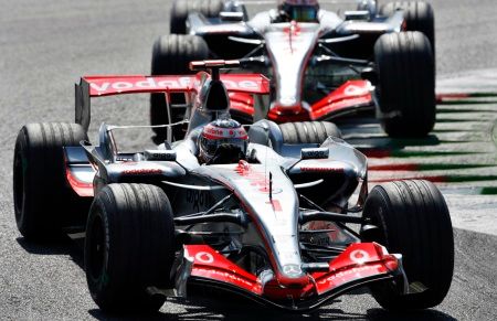 Fernando Alonso a Lewis Hamilton - jezdci McLarenu - na prvních dvou místech během Velké ceny Itálie v Monze. | Foto: Reuters