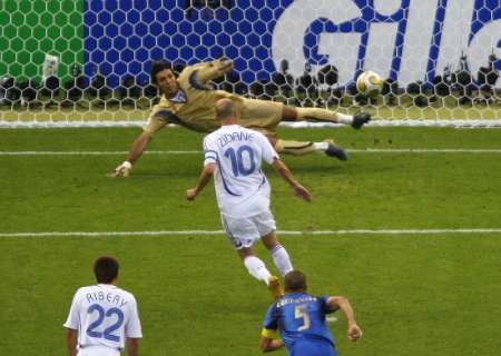 Francouz Zinedine Zidane (10) proměňuje penaltu do sítě italského brankáře Gianluigi Buffona. | Foto: Reuters