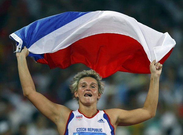 Barbora konečně vyfasovala vlajku odpovídající velikosti a běží slavit. | Foto: Reuters