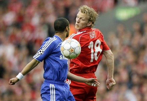 Liverpoolský Dirk Kuyt bojuje o míč s Ashleym Colem | Foto: Reuters