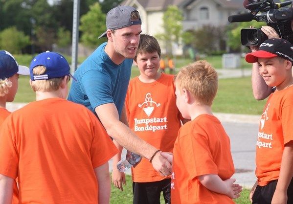 Connor McDavid je ambasadorem kampaně Canadian Tire Jumpstart Charities na podporu sportování dětí. | Foto: Steve Somerville/Metroland