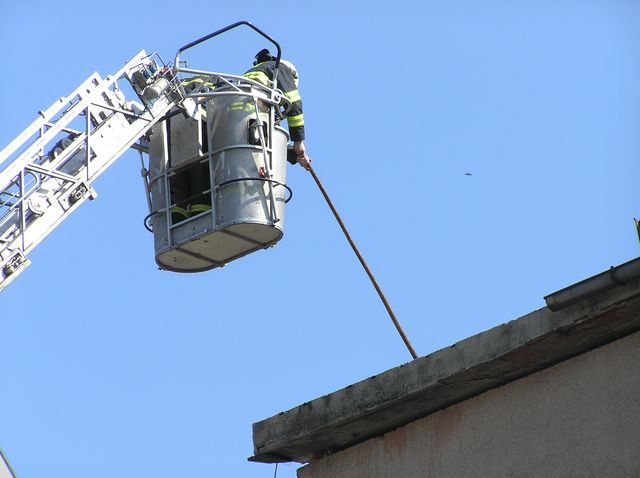 Panel spadl z jeřábu na dělníky, jednoho zabil | Foto: Report, HZSPK