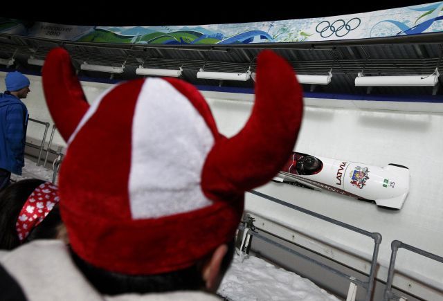 Lotyšský divák v národních barvách sleduje ve Vancouveru závod dvojbobů, | Foto: Reuters