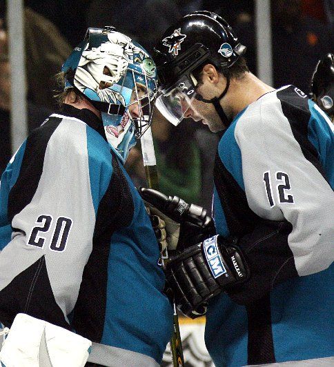 Hráči San Jose Sharks Patrick Marleau a Jevgenij Nabokov. | Foto: Reuters