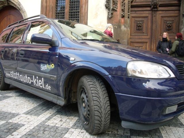 Německý vůz systému car-sharing na Staroměstském náměstí. | Foto: Pavel Baroch, Aktuálně.cz