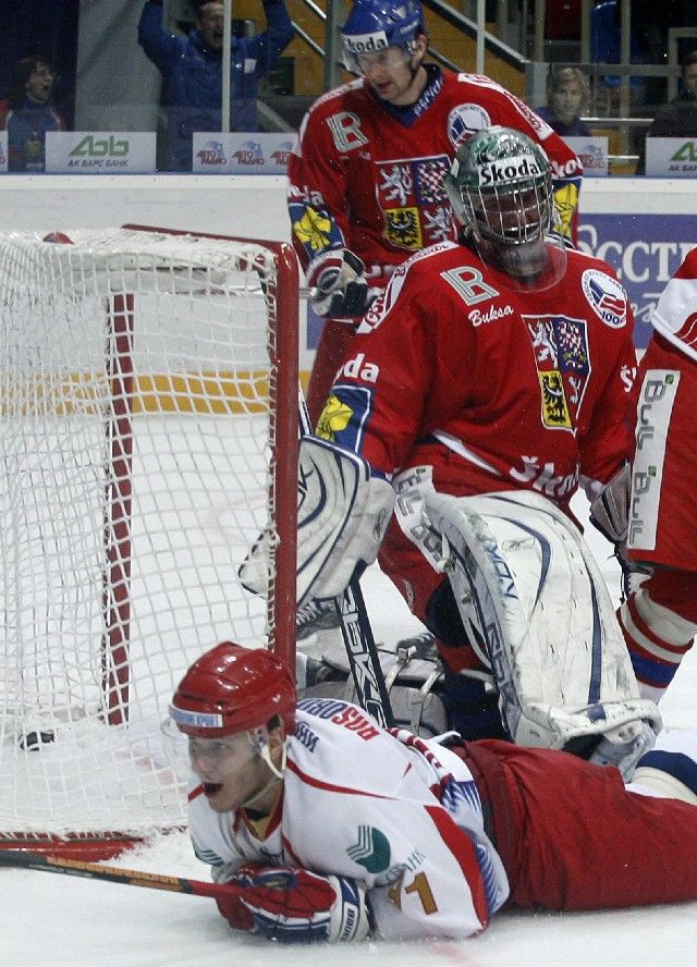 Oleg Saprykin klouže po ledě poté, co zvýšil v zápase proti Česku na 4:2. Vampolův zákrok na střelce pak rozpoutal bitku. | Foto: Reuters