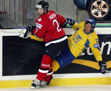 Švýcar Thierry Paterlini (vlevo) brání Vitaliye Semenchenka z Ukrajiny. | Foto: Reuters