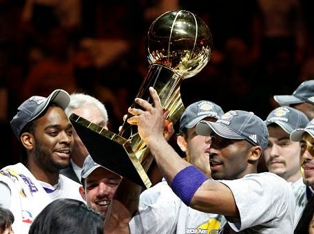 Hráči LA Lakers se těší z vítězné trofeje | Foto: Sport