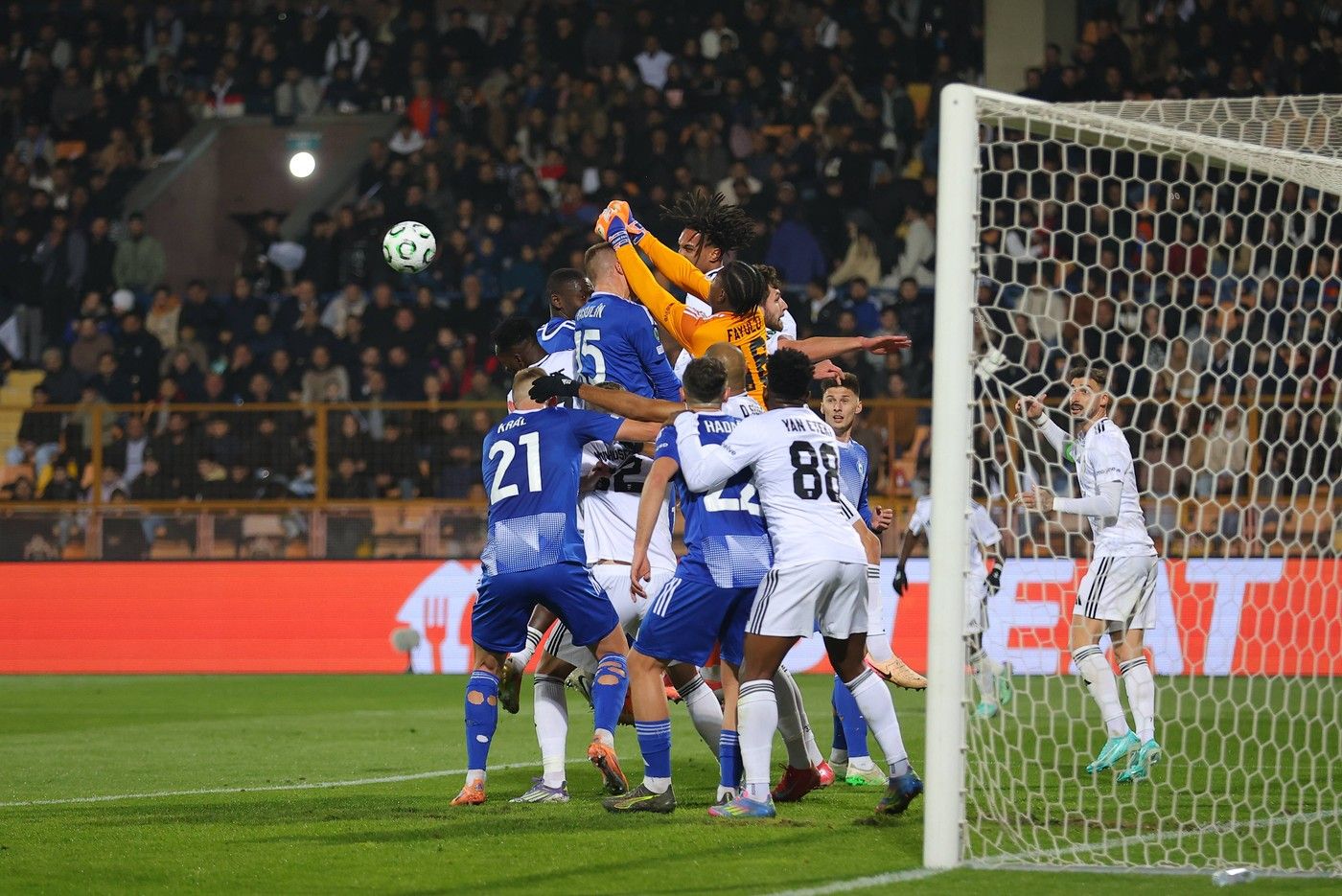 Létající popelnice? K fotbalu to patří, tvrdil kapitán Sigmy. K fanouškům ani nešel