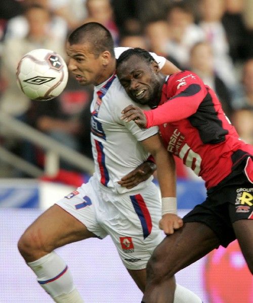 Milan Baroš v dresu Lyonu (vlevo) bojuje o míč s Olivierem Thomertem z Rennes v zápase francouzské ligy. | Foto: Reuters