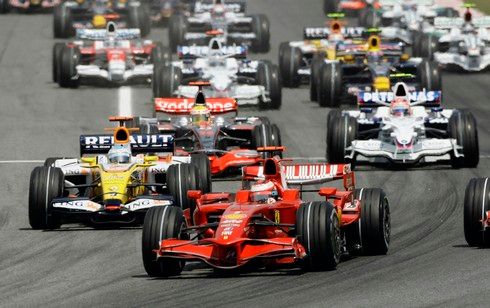 Start! Do vedení jde Kimi Raikkonen | Foto: Reuters