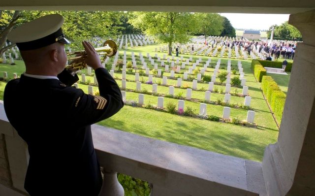 Trumpetista kanadské armády v Bernieres-sur-Mer. | Foto: Reuters