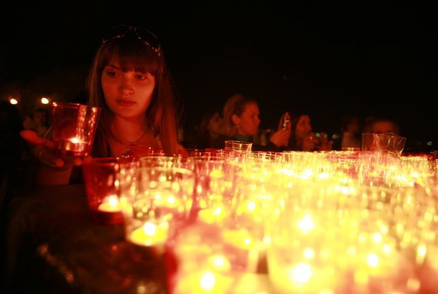 Svíčky za padlé v jihoruském Stavropolu. | Foto: Reuters