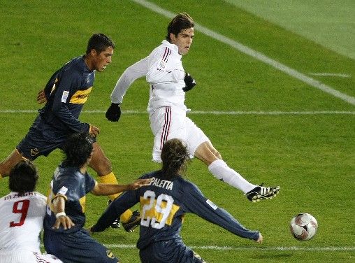 Kaká z AC Milán (v bílém) skóruje ve finále MS klubů proti Boca Juniors. | Foto: Reuters