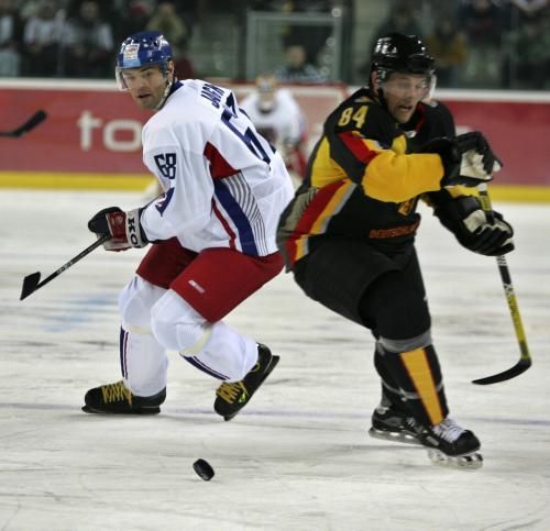 Jaromír Jágr (vlevo) a německý útočník Dennis Seidenberg v Turíně 2006. | Foto: ČTK/AP