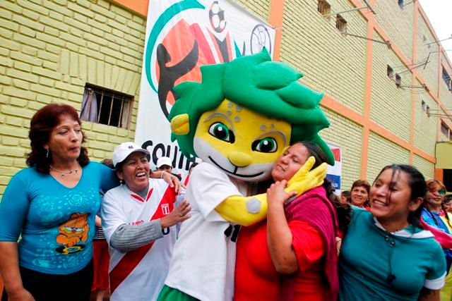 Nechybí ani oficiální maskot. | Foto: Reuters