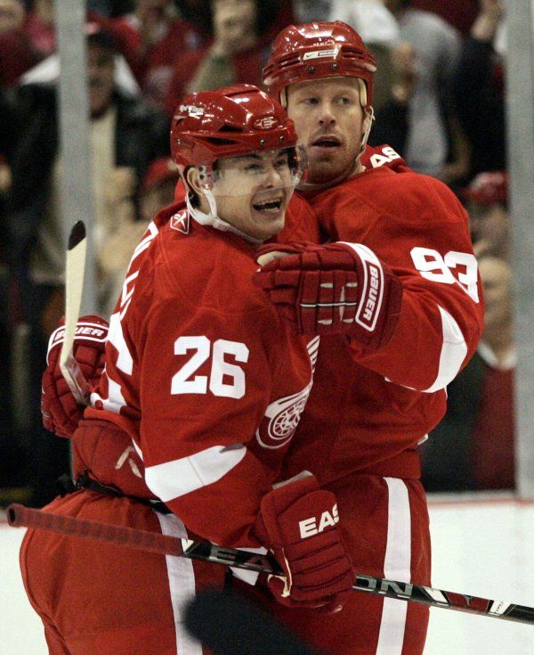 Útočník Detroitu Jiří Hudler vstoupil do play off produktivně. Na fotce se raduje z gólu se švédským spoluhráčem Johanem Franzenem. | Foto: Reuters