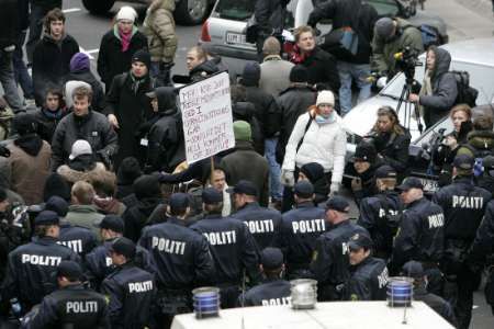 Demolici squatu provázaly protesty. | Foto: Reuters