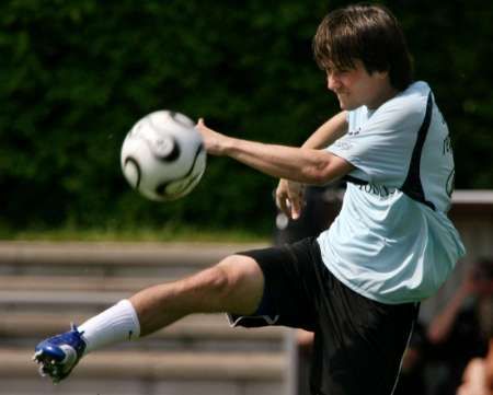 Tomáš Rosický střílí na tréninku české reprezentace ve Westerburgu. | Foto: Reuters