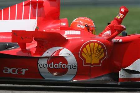 Michael Schumacher s Ferrari zdraví jako vítěz diváky Velké ceny USA. | Foto: Reuters